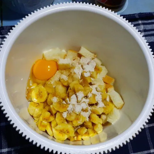 Campurkan pisang, roti, bubuk agar-agar, garam, gula pasir, vanili dan telur