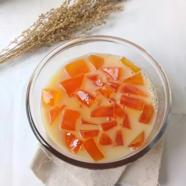 Tuangi yakult, aduk-aduk. Sajikan.