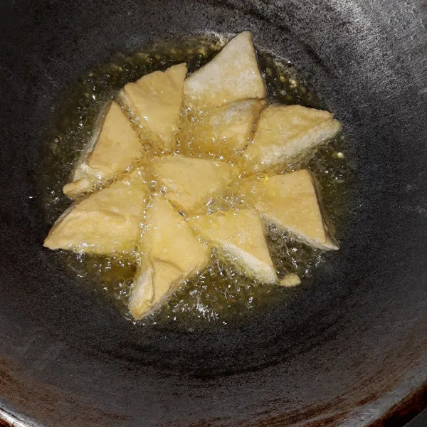 Goreng tahu sampai matang. Angkat dan tiriskan.