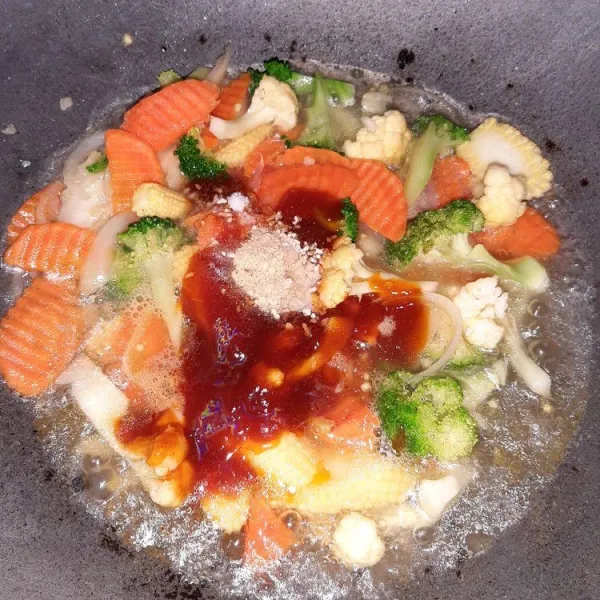 Masukan garam, kaldu jamur, dan lada. Kemudian masukan saus sambal, saus tiram, dan minyak wijen, aduk rata