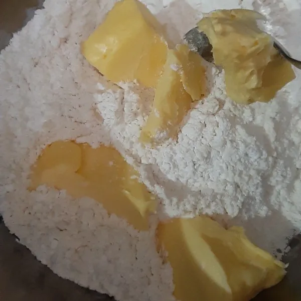 Campurkan tepung terigu, tepung beras, garam, madu dan margarin dalam baskom.