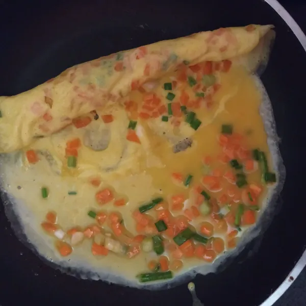 Panaskan pan denga api kecil, oles mentega, tuang telur lalu gulung sampai ke ujung. Tambahkan telur lagi dan gulung. Ulangi sampai telur habis