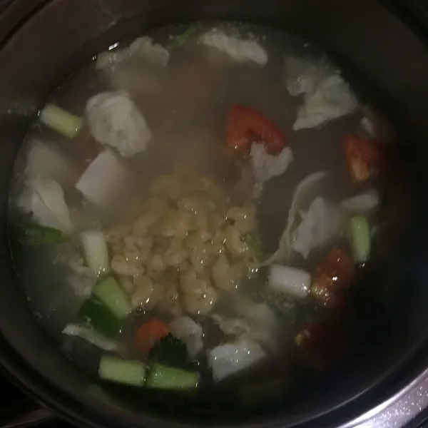 Tambahkan garam, penyedap, merica, dan koreksi rasa. Kemudian masukkan makaroni