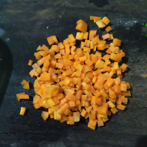 Iris-iris wortel kotak kecil