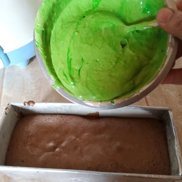 Siapkan loyang. Tuang adonan coklat. Oven suhu 180° dengan api atas bawah selama 10 menit. Kemudian tuang adonan pandan. Oven kembali 20 menit.
