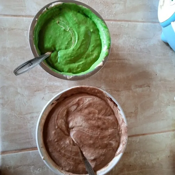 Bagi menjadi dua adonan. Tuang esens pandan dan coklat ke masing-masing adonan.