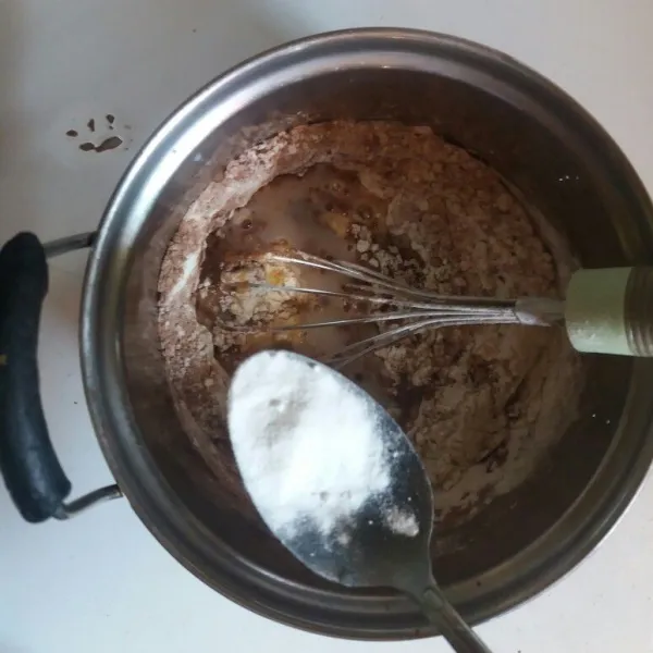 Masukkan susu cair dan baking powder.