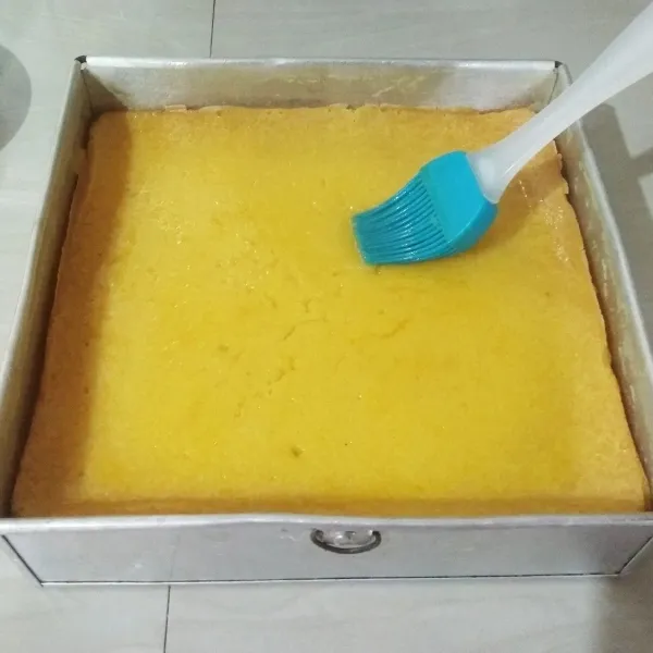 Bahan olesan: cairkan margarin lalu tuang kental manis vanilla. Aduk hingga tercampur rata. Setelah puding tape matang, keluarkan dari oven dan langsung oles dengan bahan olesan. Diamkan dalam loyang hingga puding tape dingin.