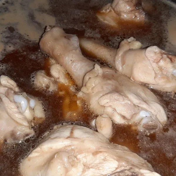 Masukkan ayam, didihkan dan masak sampai matang. Koreksi rasa lalu goreng sebentar, sajikan
