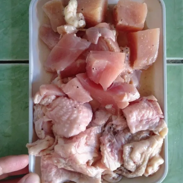Setelah fillet dada ayam dipotong-potong, beri bahan marinasi. Diamkan selama 15 menit.