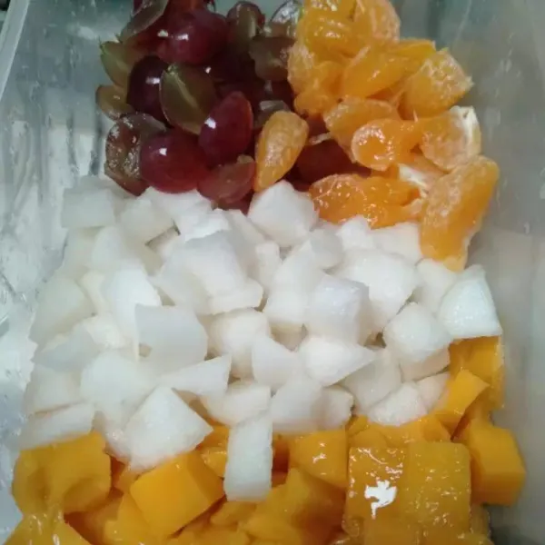 Potong-potong buah sesuai selera dan buang bijinya.