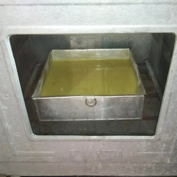 Panaskan oven, suhu 180 derajat. Saat oven sudah panas masukan puding tape. Panggang hingga matang (kurang lebih 1 jam 15 menit) atau sampai matang (tergantung oven masing-masing). Tes tusuk dengan tusukan sate untuk mengetahui matang tidaknya.