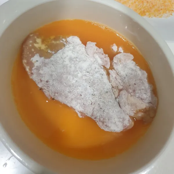 celupkan ayam kedalam telur kocok.