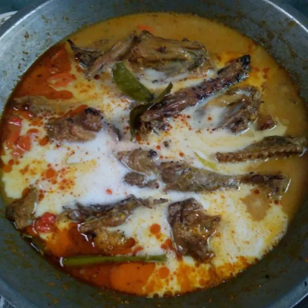 Tambahkan santan kental. Aduk rata. Masak sampai mendidih kembali. Angkat dan sajikan.