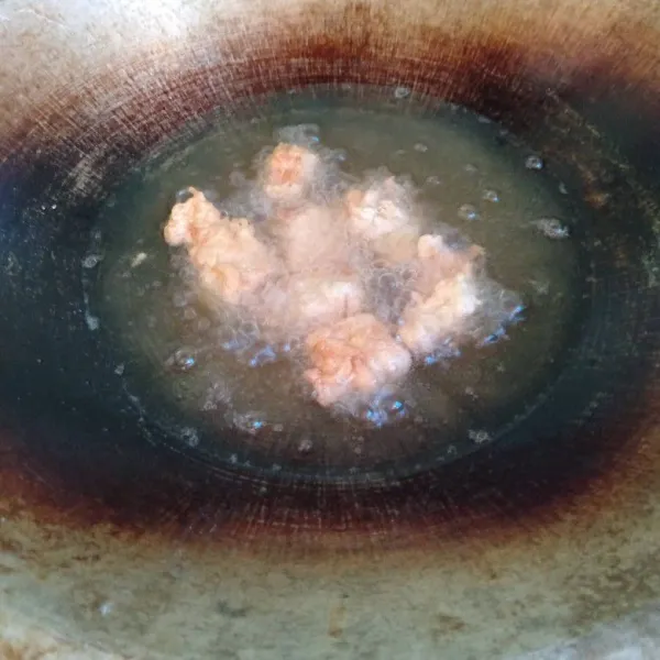 Kemudian goreng dengan minyak hingga kuning keemasan. Angkat dan tiriskan. Sisihkan.