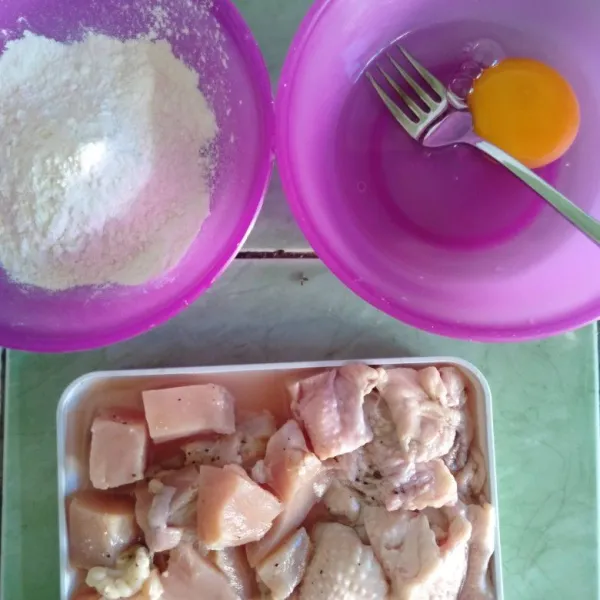 Kemudian siapkan bahan baluran. Ambil setiap potongan, celupkan dalam kocokan telur, gulingkan dalam tepung Sajiku. Lalu ulangi lagi agar terbalut merata. Lakukan hingga selesai.