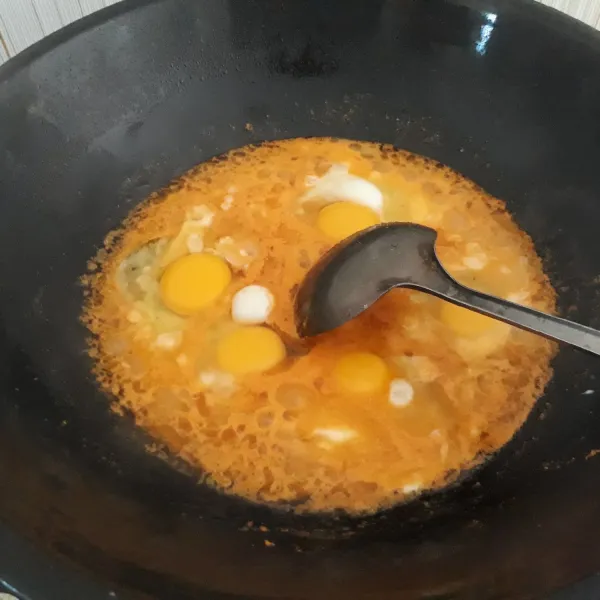 Kemudian ceplok 5 butir telur satu per satu.