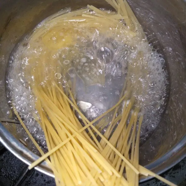 masak air dan 1 sdm minyak goreng hingga mendidih kemudian masukkan Spaghetti masak hingga layu. sisihkan