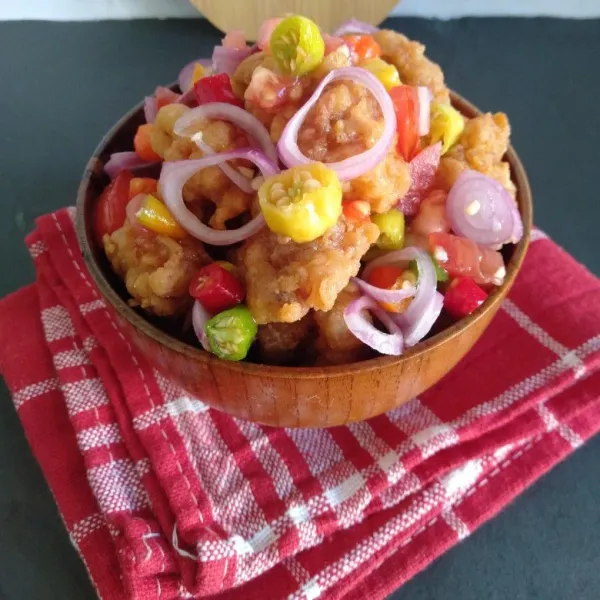 Penyajian, tata karaage dalam wadah & sirami dengan sambal dabu-dabu nya.