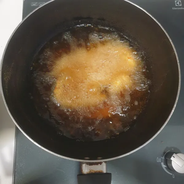 panaskan minyak goreng, lalu goreng ayam hingga berwarna kuning keemasan angkat dan tiriskan.
