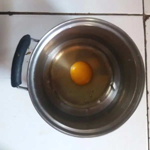 Masukkan 1 butir telur ke dalam wadah.