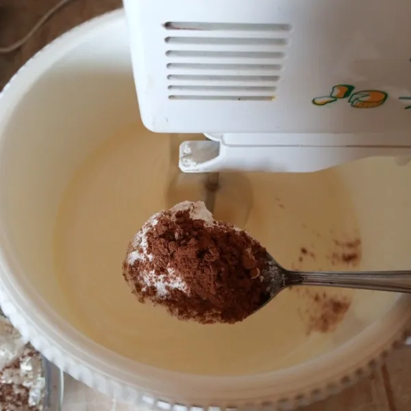 Setelah berubah warna, masukkan perlahan bahan B. Turunkan speed terendah.