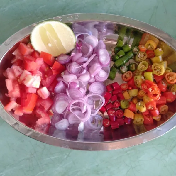 Setelah itu, siapkan bahan untuk sambal. Potong-potong atau iris-iris cabe, bawang & tomat. Cuci bersih & tiriskan.