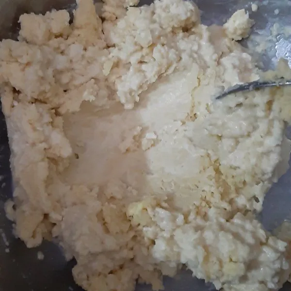 Tambahkan air sedikit demi sedikit.