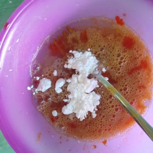 Masukkan maizena. Kocok lagi merata.