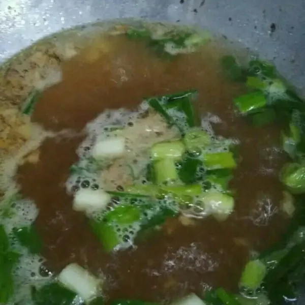 Buat kuah sup, campur semua bahan dan masak hingga mendidih, koreksi rasa, sajikan dengan rollade tahu, rollade bisa di goreng atau tidak, sesuikan selera