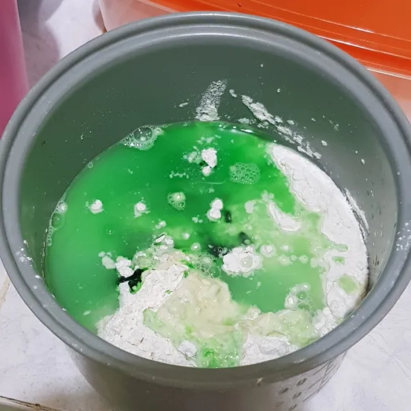 Tambahkan pasta pandan dan 400 ml air.