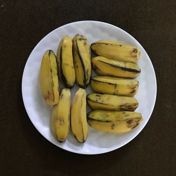 Cuci pisang lalu potong menjadi satu bagian.