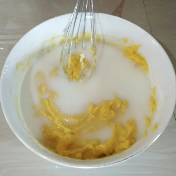 Lalu masukan santan. Sedikit demi sedikit hingga tidak ada bulir bulir tapenya.