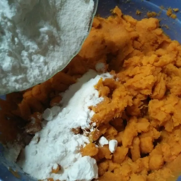Masukkan tepung terigu protein sedang, gula halus, dan creamer.