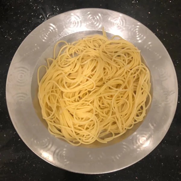 Panaskan air hingga mendidih lalu rebus spaghetti dengan sedikit minyak goreng. Angkat dan tiriskan.