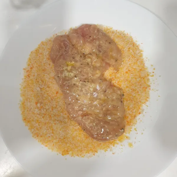 gulingkan ayam kedalam tepung Pangko/ Breadcrumbs hingga merata.