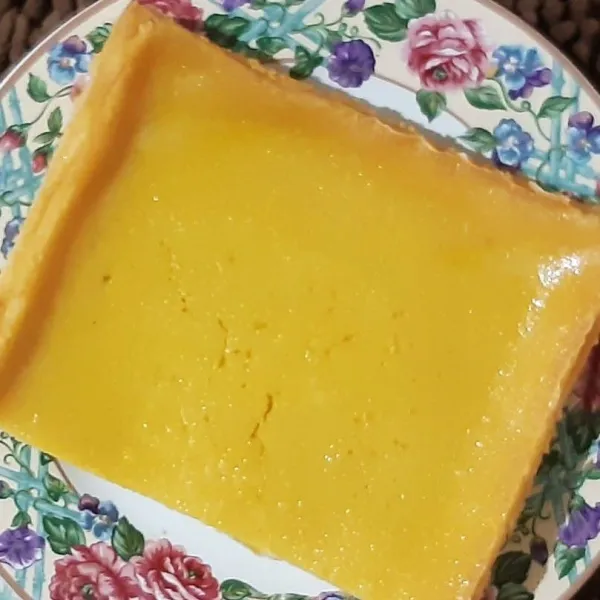 Setelah puding tape dingin, keluarkan dari loyang. Puding tape panggang siap dihidangkan.