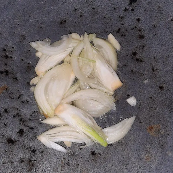 Tumis bawang putih dan bawang bombai