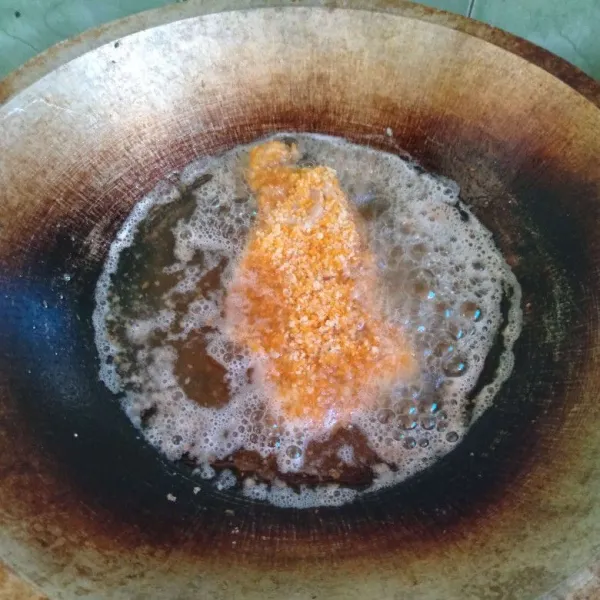 Panaskan minyak, lalu goreng hingga keemasan. Angkat dan tiriskan.