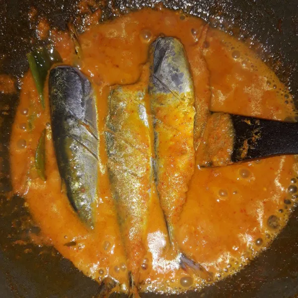 Masukkan ikan tongkol ke dalam bumbu. Masak sampai 5 menit.