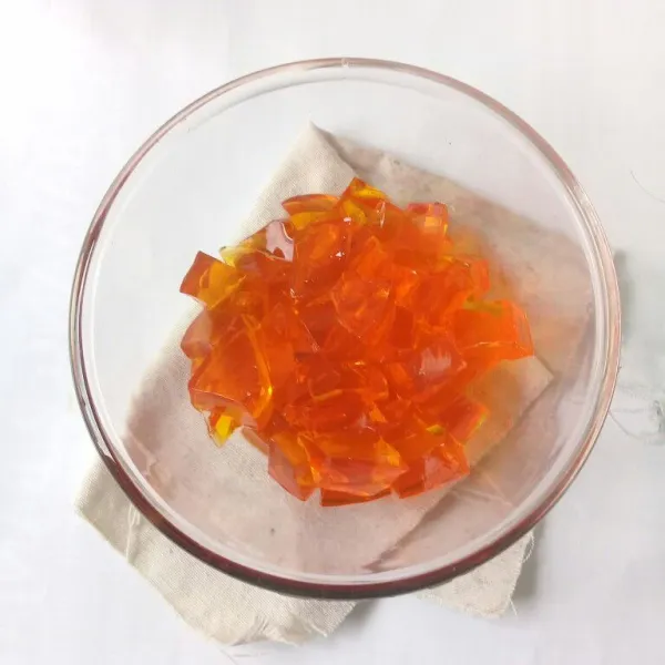 Masukkan potongan jelly ke dalam wadah.