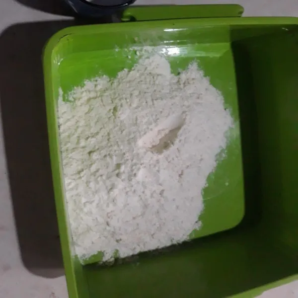 Siapkan tepung terigu yang telah ditambahi merica bubuk, garam dan kaldu bubuk. Aduk hingga rata.