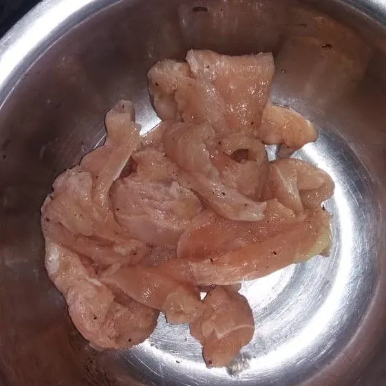 Marinasi ayam dengan garam, lada, dan jeruk nipis sekitar 15-20 menit