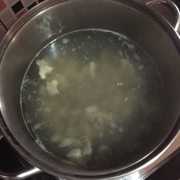 Panaskan air kaldu, masukkan bumbu halus yang sudah ditumis terlebih dahulu, lalu masukkan daging sapi yang sudah dipresto
