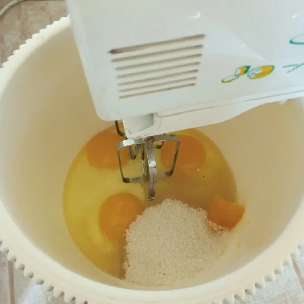 Mixer bahan A dengan speed tinggi sampai warna putih pucat.