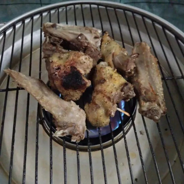 Bakar daging mentog di atas grill, bolak-balik sampai rata. Angkat, sisihkan.