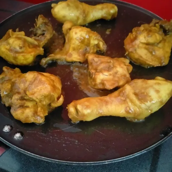 Kemudian panaskan teflon yang sudah diolesin minyak goreng. Setelah itu, panggang ayam dengan api kecil.