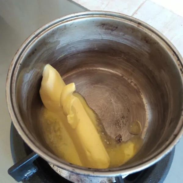 Lelehkan margarin, kemudian diamkan sampai dingin.