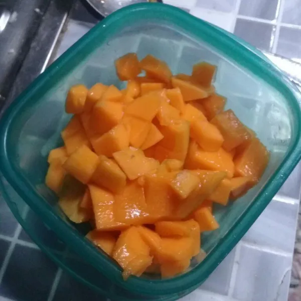 Kupas buah mangga, kemudian potong kotak kecil dan sisihkan.