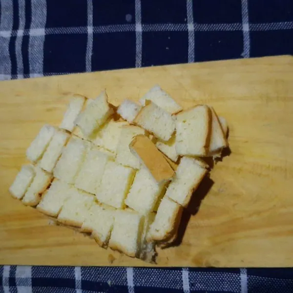 Roti tawar juga dipotong dadu.